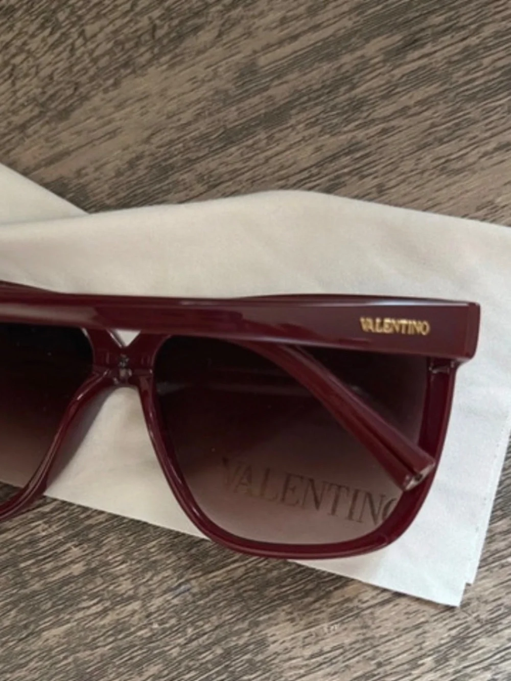 Valentino burgundy icon